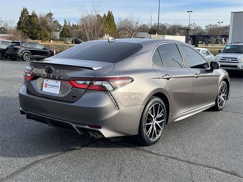 Used 2021 Toyota Camry SE image 3