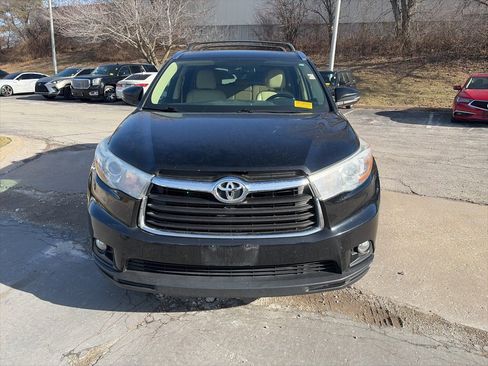 Used 2016 Toyota Highlander XLE image 2