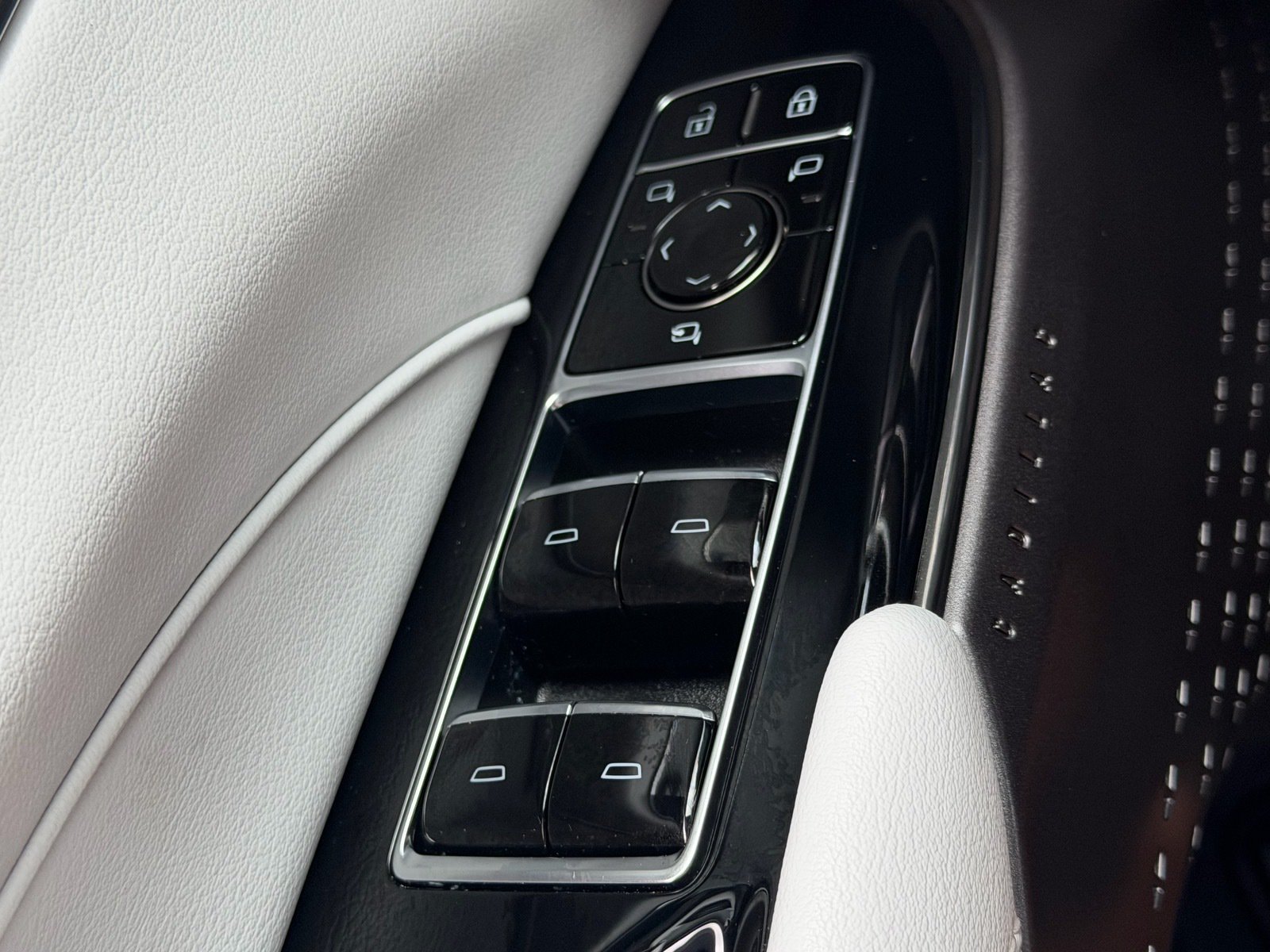Used 2025 Cadillac Lyriq Luxury RWD image 37