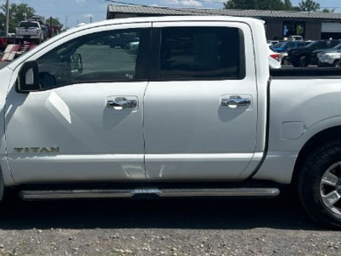Used 2017 Nissan Titan SV AWD/4WD image 2