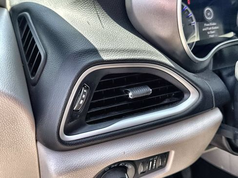 Used 2023 Chrysler Pacifica Touring-L FWD image 5