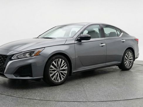 Used 2025 Nissan Altima 2.5 SV image 3