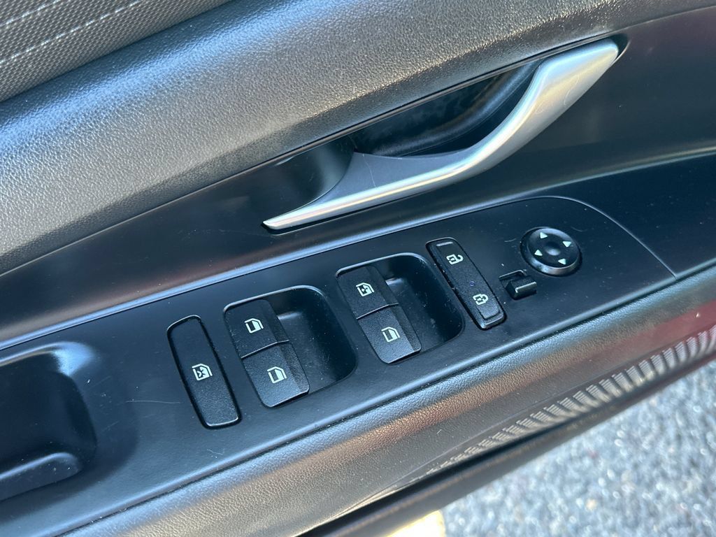 Used 2022 Hyundai Elantra SEL FWD image 12