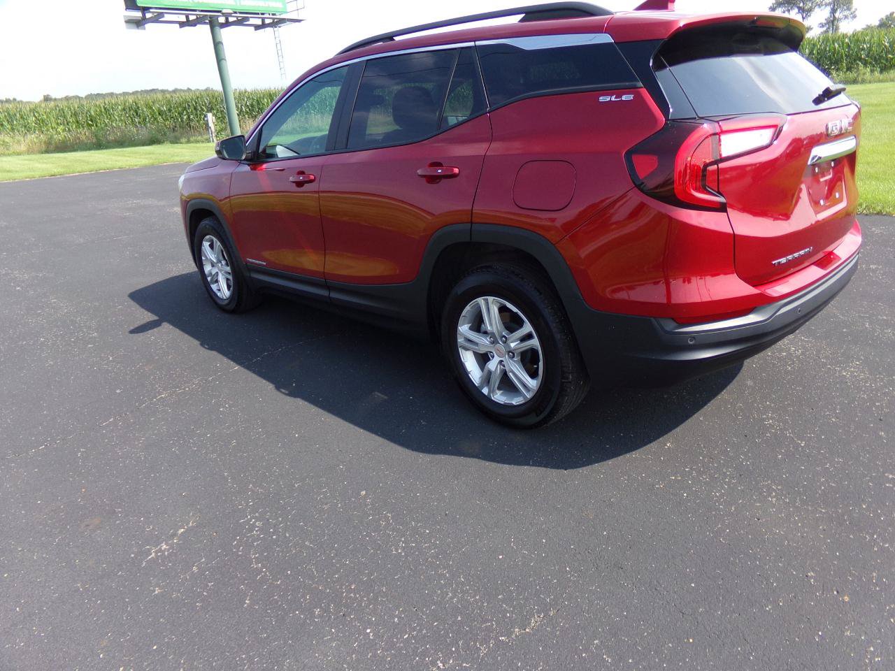 Used 2024 GMC Terrain SLE w/ Driver Convenience Package FWD image 7