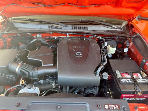 Used 2018 Toyota Tacoma SR5 RWD image 38