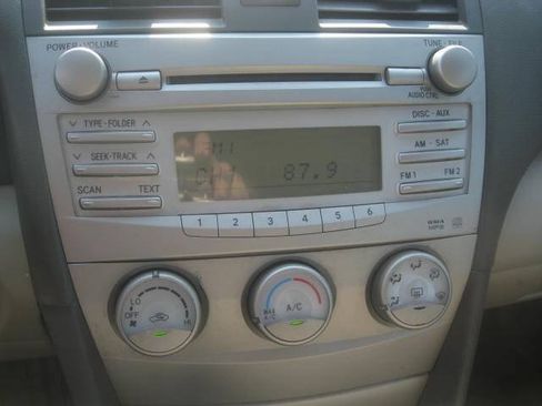 Used 2010 Toyota Camry LE FWD image 21