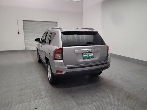 Used 2017 Jeep Compass Latitude FWD image 6
