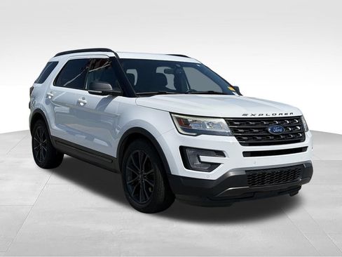 Used 2017 Ford Explorer XLT w/ Equipment Group 202A FWD image 28