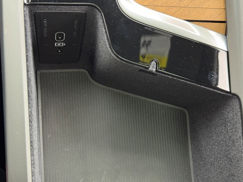 Used 2024 Volvo XC90 T8 Plus w/ Protection Package Premier image 34