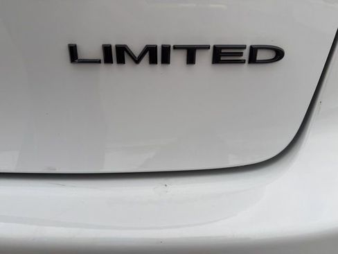 Used 2025 Chrysler Pacifica Limited image 14
