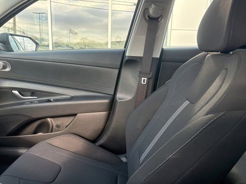 Certified 2025 Hyundai Elantra SE image 40