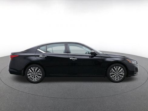 Used 2025 Nissan Altima 2.5 SV FWD image 10