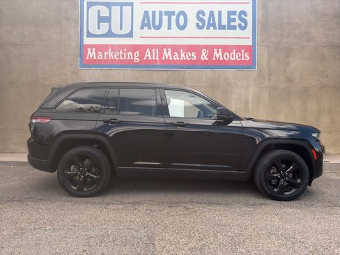 Used 2023 Jeep Grand Cherokee Altitude AWD/4WD image 4