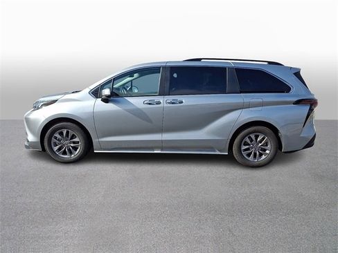 Used 2024 Toyota Sienna XLE image 6
