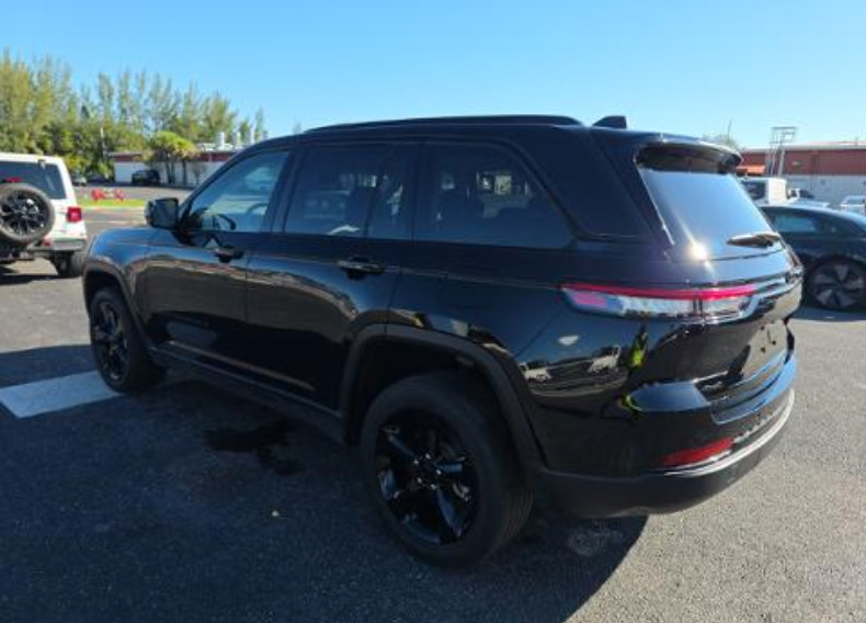 Used 2023 Jeep Grand Cherokee Limited w/ Black Appearance Package AWD/4WD image 7