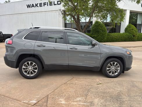 Used 2019 Jeep Cherokee Latitude Plus w/ Comfort/Convenience Group FWD image 9