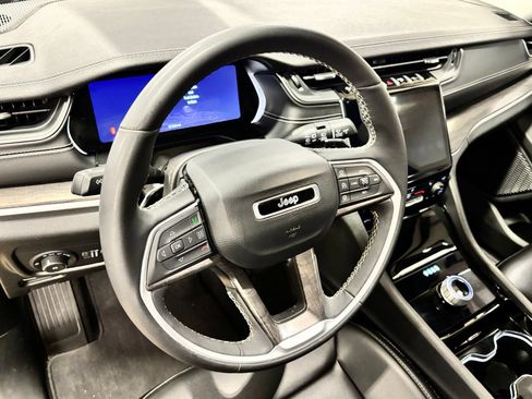 Used 2023 Jeep Grand Cherokee Limited RWD image 16