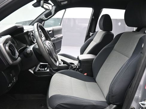 Used 2021 Toyota Tacoma TRD Sport w/ Technology Package image 10