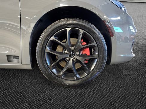 Used 2022 Chrysler Pacifica Touring-L w/ Uconnect Theater Family Group image 11