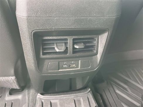 Used 2024 GMC Canyon Denali image 18