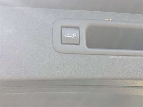 Used 2021 Toyota Highlander LE image 12