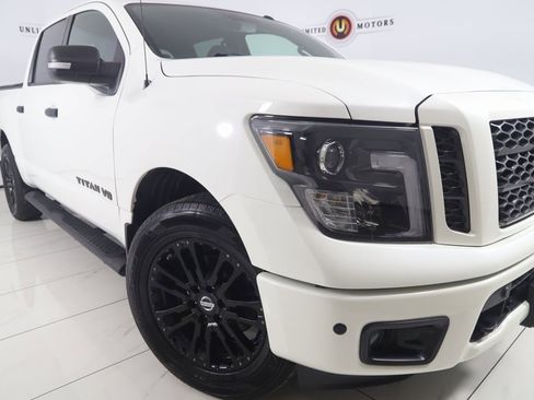 Used 2019 Nissan Titan SV w/ SV Convenience Package image 15