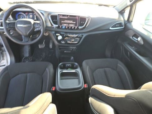 Used 2022 Chrysler Pacifica Touring image 12