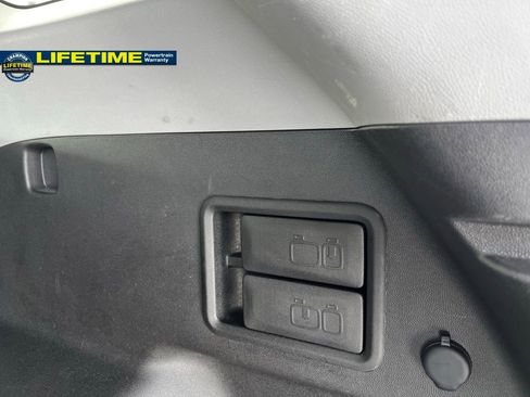 Used 2024 GMC Terrain SLT image 17