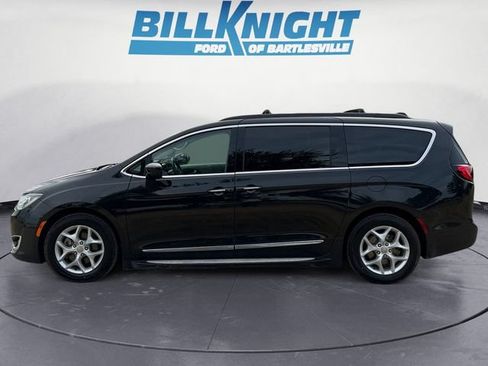 Used 2017 Chrysler Pacifica Touring-L w/ Tire & Wheel Group FWD image 2