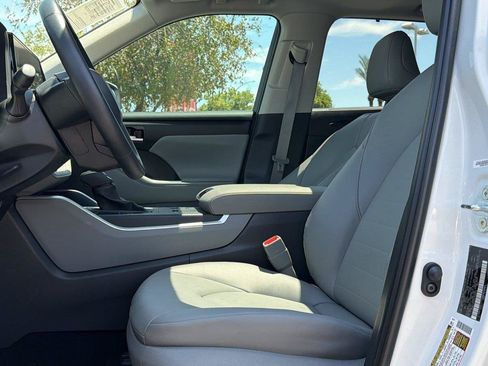 Certified 2025 Toyota Highlander XLE FWD image 27