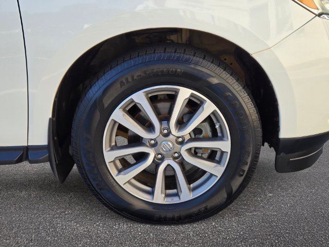 Used 2015 Nissan Pathfinder SV w/ Trailer Tow Package FWD image 4