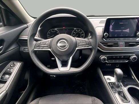 Used 2024 Nissan Altima 2.5 SV FWD image 6