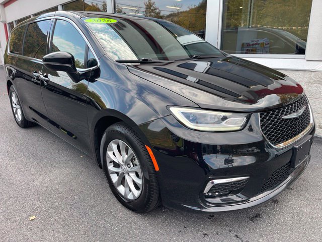 Used 2026 Chrysler Pacifica Limited FWD image 2