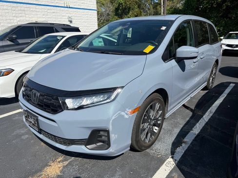 Used 2025 Honda Odyssey Touring image 3