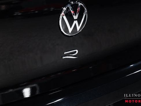 Used 2024 Volkswagen Golf R image 9