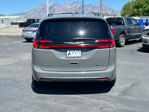 Used 2021 Chrysler Pacifica Touring FWD image 6