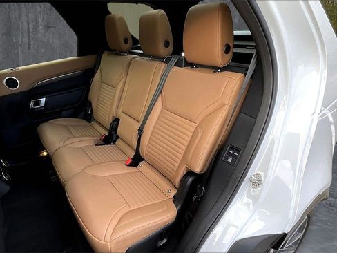 Used 2024 Land Rover Discovery Metropolitan Edition image 22