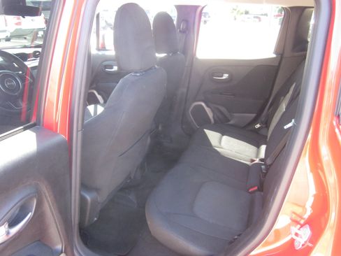Used 2016 Jeep Renegade Latitude FWD image 10