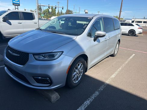 Used 2023 Chrysler Pacifica Touring-L FWD image 4