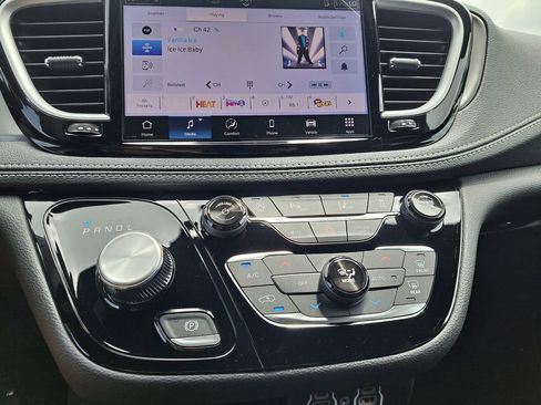 New 2025 Chrysler Pacifica Select image 12