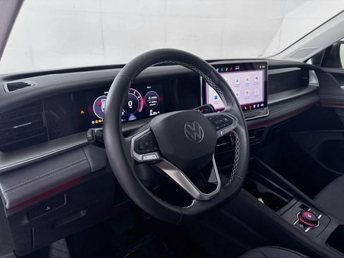 Certified 2025 Volkswagen Tiguan SE AWD/4WD image 4