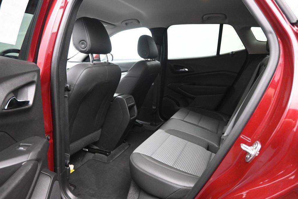 Used 2025 Chevrolet Trax LT FWD image 24