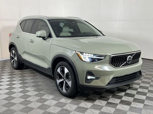 Certified 2024 Volvo XC40 B5 Plus image 2