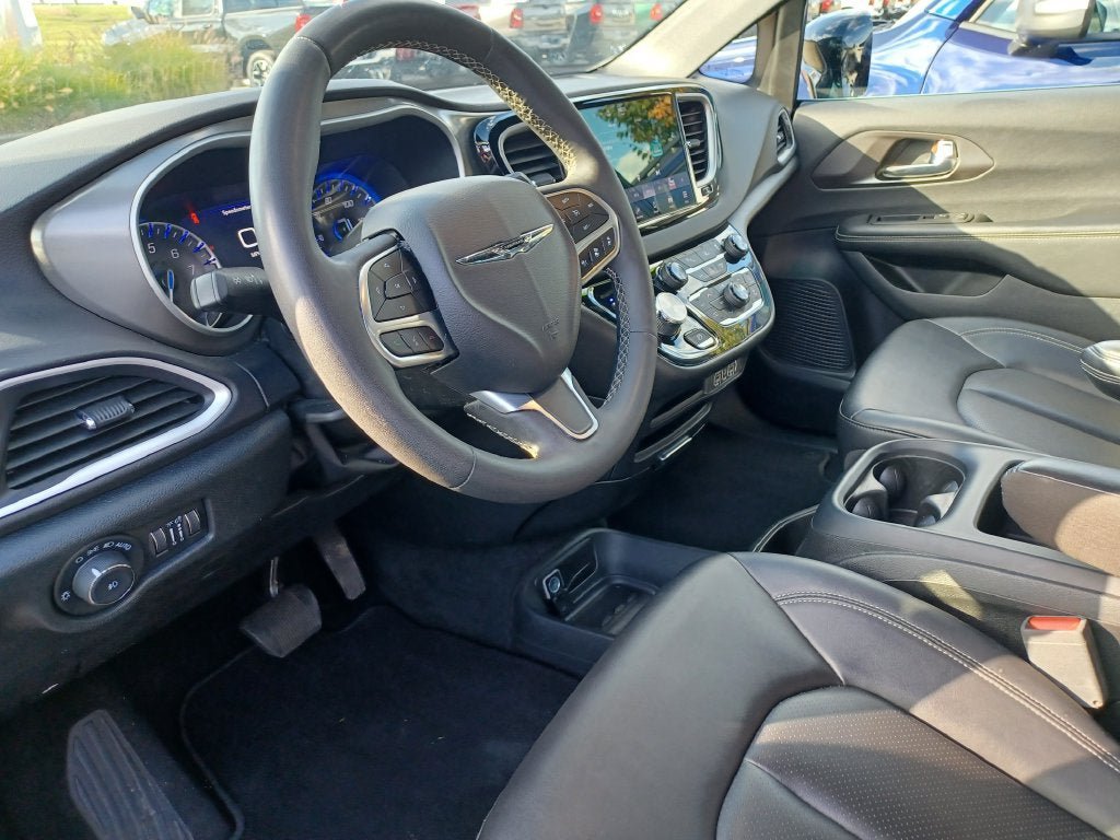 Used 2025 Chrysler Pacifica Select FWD image 11