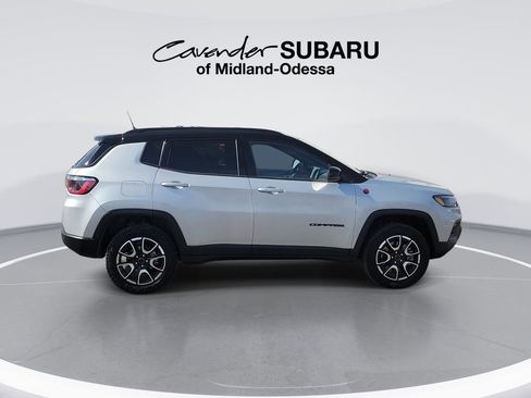 Used 2025 Jeep Compass Trailhawk AWD/4WD image 9