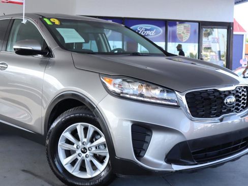 Used 2019 Kia Sorento FWD V6 image 2