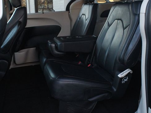 Used 2018 Chrysler Pacifica Touring-L image 24