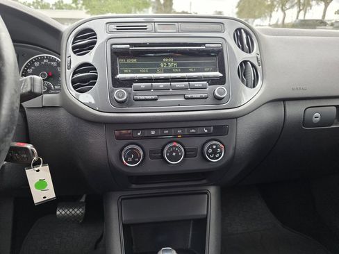Used 2014 Volkswagen Tiguan SE image 17