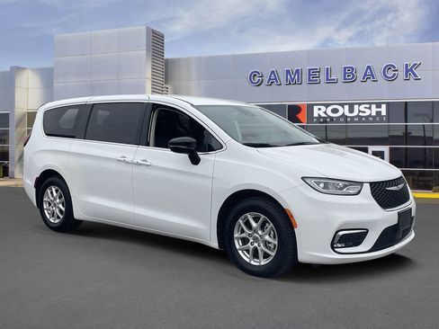 Used 2024 Chrysler Pacifica Touring-L FWD image 8