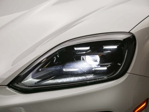 Certified 2024 Porsche Cayenne AWD/4WD image 11